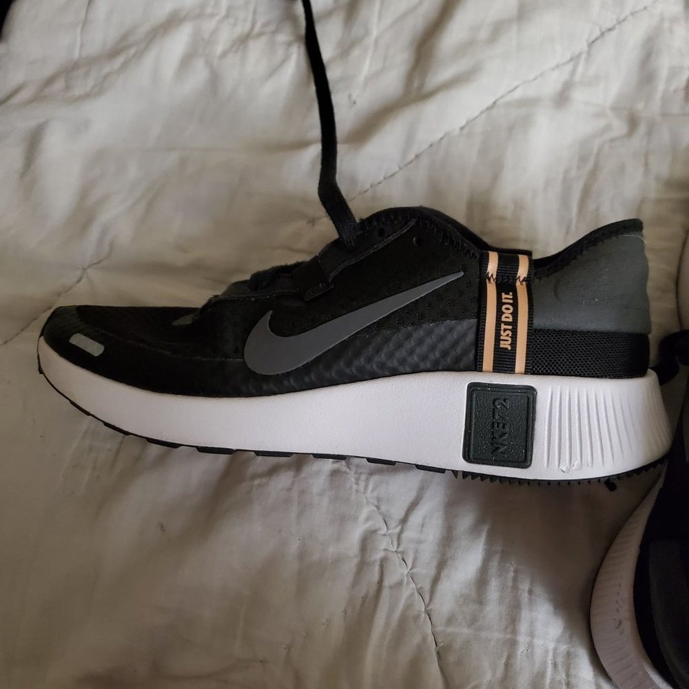 Women's Nike Reposto size 7.5